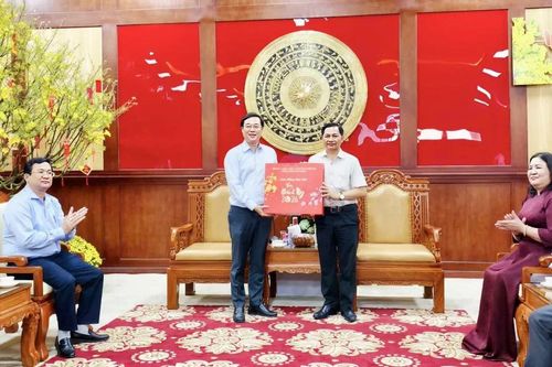 Lãnh đạo TPHCM thăm, tặng quà tết tại tỉnh Vĩnh Long