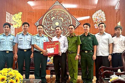 Trưởng Ban Tổ chức Thành ủy TPHCM thăm, chúc tết cán bộ, chiến sĩ, gia đình chính sách