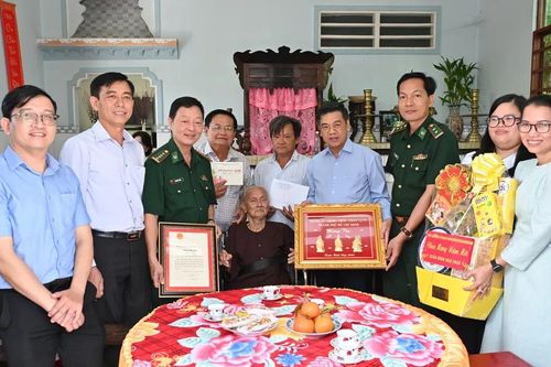 Phó Chủ tịch UBND TPHCM Nguyễn Văn Dũng thăm, chúc tết các gia đình chính sách, hộ nghèo