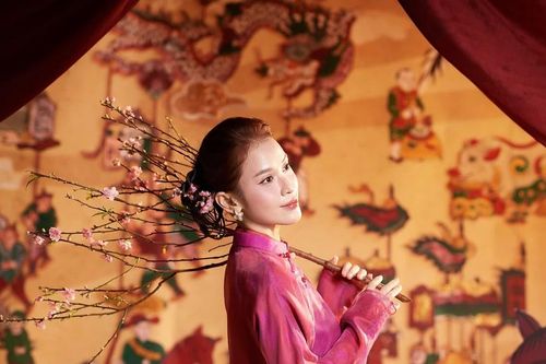 Lê Tú Vi diện áo dài khoe nhan sắc 'miễn chê' với gương mặt không tì vết