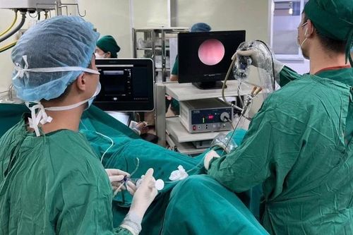 Giải cứu sỏi niệu quản ở 'nút thắt cổ chai'