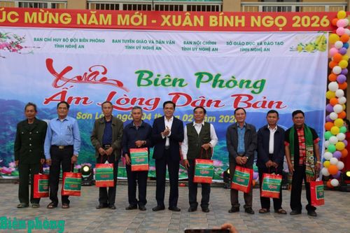 'Xuân Biên phòng ấm lòng dân bản' trên xã biên giới Sơn Lâm