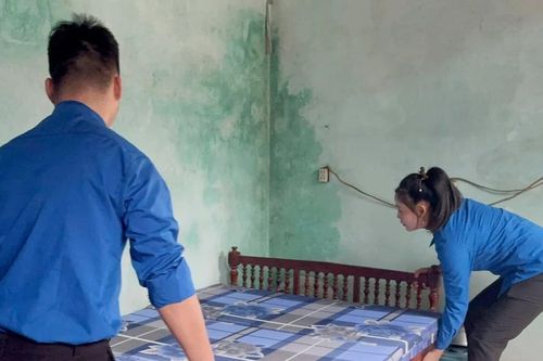 Thanh niên Phú Thọ giúp người nghèo neo đơn dọn nhà đón Tết