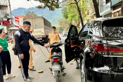 Khởi tố lái xe mở cửa ô tô không quan sát kỹ gây tai nạn chết người