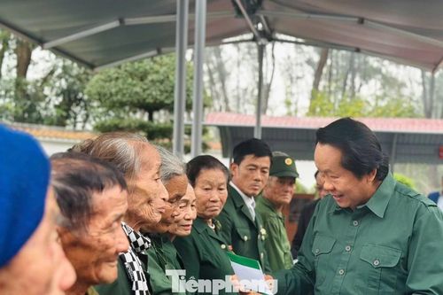 Trao hàng trăm suất quà tri ân cựu thanh niên xung phong