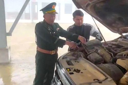 Giấu 7 cây vàng trong khoang động cơ ô tô để đưa qua biên giới Nghệ An