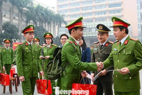 'Chuyến xe về quê ăn Tết' đưa 300 học viên khó khăn về quê đón Xuân