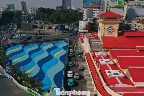 Sẵn sàng thay đổi màu sơn ở chợ Bến Thành, Hồ Con Rùa