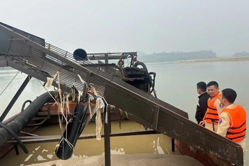 Bắt giữ 2 tàu cát tặc