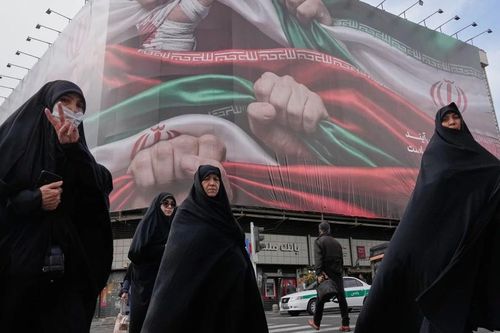 Iran chính thức cho phụ nữ điều khiển xe máy