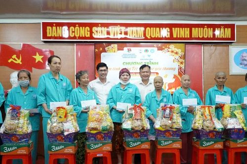 Bạn trẻ mang Tết đến bệnh nhân ung thư tại Cần Thơ