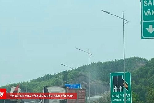 Ô tô con đâm vào xe hút bụi trên cao tốc Hải Phòng – Móng Cái