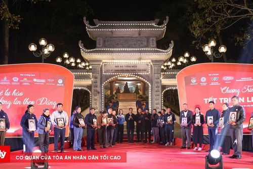 200 di ảnh liệt sĩ được trao tặng trong chương trình 'Tết tri ân Liệt sĩ'