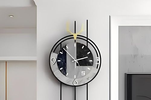 Vì sao không nên treo đồng hồ đối diện cửa chính?