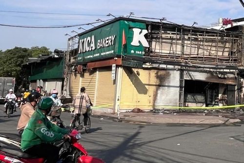 Cháy lớn tiệm bánh giữa ngã tư ở TPHCM, nhiều tài sản bị thiêu rụi