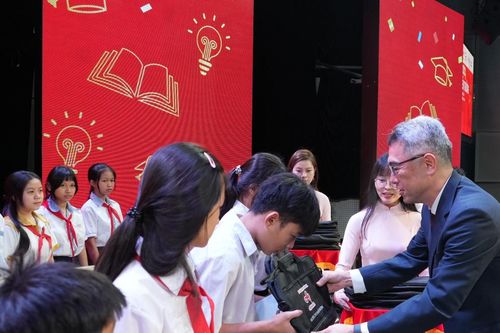 350 suất học bổng 'Cho em đến trường' tiếp sức học sinh vượt khó tại Đồng Nai