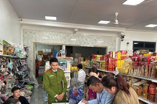 Công an xã, phường Nghệ An tăng cường kiểm tra, kiểm soát thị trường dịp Tết