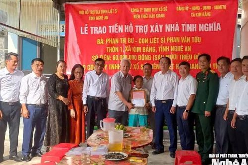 Trao gần 325 triệu đồng hỗ trợ xây nhà tình nghĩa và quà Tết cho thân nhân liệt sĩ