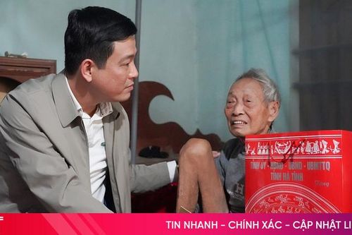 Thăm hỏi, trao tặng quà Tết cho gia đình chính sách, các hoàn cảnh khó khăn