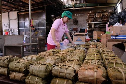 Nhộn nhịp mùa sản xuất bánh, mứt, quà quê Tết