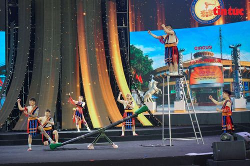 Sắc xuân ba miền sống động qua ngôn ngữ xiếc