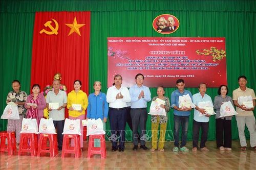 Chúc Tết, tặng quà cho gia đình chính sách, hộ nghèo nhân dịp Tết Nguyên đán