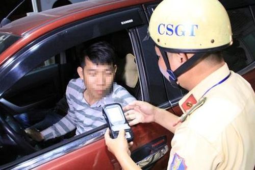 Uống vài chén rượu, bao lâu thì hết cồn để ra đường không lo 'dính' phạt?