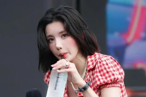 Nữ ca sĩ bị bỏng da độ 2 khi leo núi, khiến fan xót xa