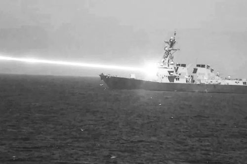 Hải quân Mỹ thử nghiệm thành công dùng vũ khí laser trên tàu bắn hạ bầy đàn UAV