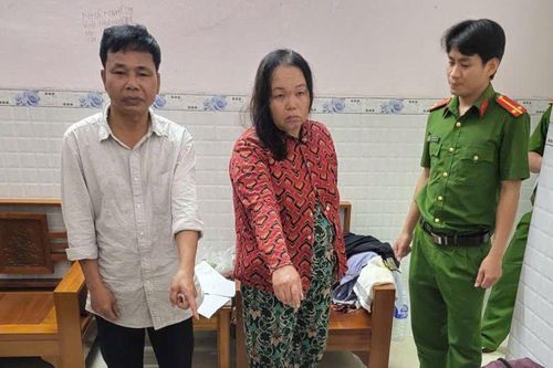 Hành động đáng xấu hổ của cặp vợ chồng trung niên ở khu chợ bị Công an bắt quả tang