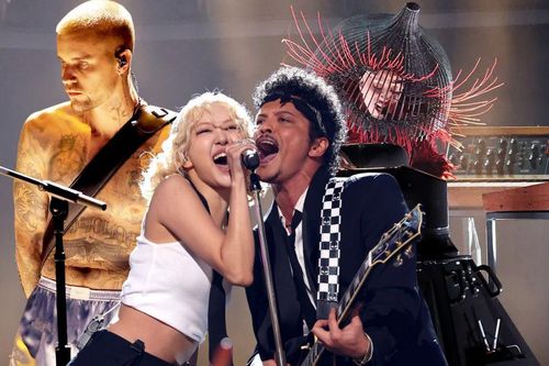 Hậu trường GRAMMY 2026: Sự thay đổi phút chót của Bruno Mars và những bí mật chưa từng kể