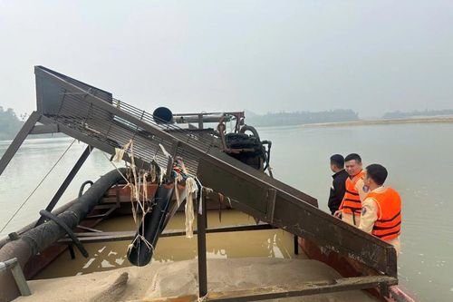 Bắt giữ 2 tàu khai thác cát trái phép trên sông Lam
