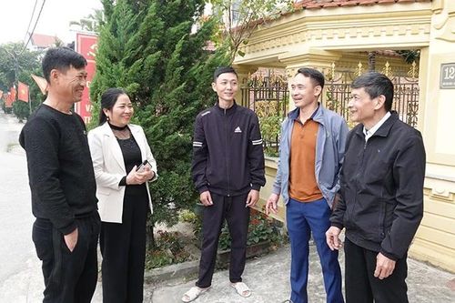 Bí thư chi bộ tận tụy việc thôn
