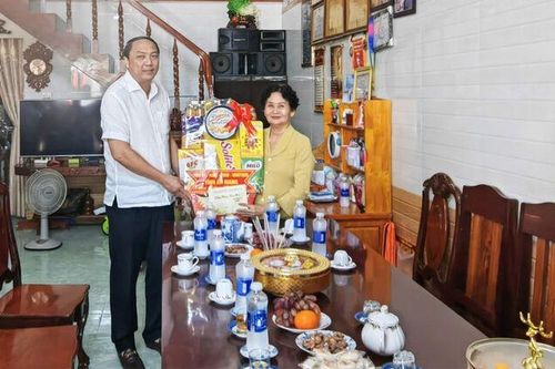 Phó Bí thư Tỉnh ủy An Giang Lâm Minh Thành chúc tết tại hai phường Tân Châu và Long Phú
