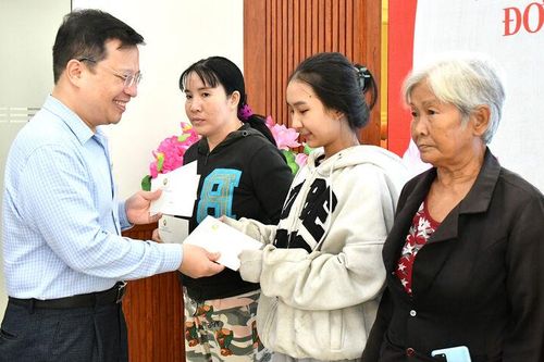 Đại biểu Quốc hội Nguyễn Danh Tú chúc tết, tặng quà tại xã Hòn Đất
