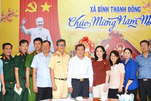 Phó Chủ tịch Thường trực Ủy ban MTTQ Việt Nam tỉnh An Giang Lê Thanh Việt chúc tết hai xã Bình Thạnh Đông và Hòa Lạc