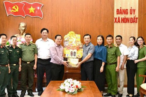 Chủ nhiệm Ủy ban Kiểm tra Tỉnh ủy An Giang Huỳnh Quốc Thái chúc tết xã Hòn Đất