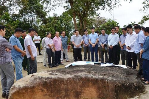 Phó Chủ tịch UBND tỉnh An Giang Lê Trung Hồ khảo sát thực tế vị trí xây dựng cột cờ Tổ quốc tại đặc khu Thổ Châu
