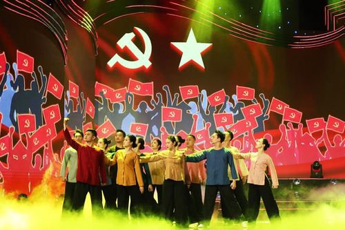 'Đường lên phía trước': Bản giao hưởng nghệ thuật kỷ niệm 96 năm thành lập Đảng