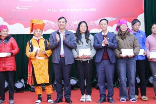 Chủ tịch HĐND tỉnh Nguyễn Việt Oanh tặng quà Tết tại xã An Lạc và Yên Định