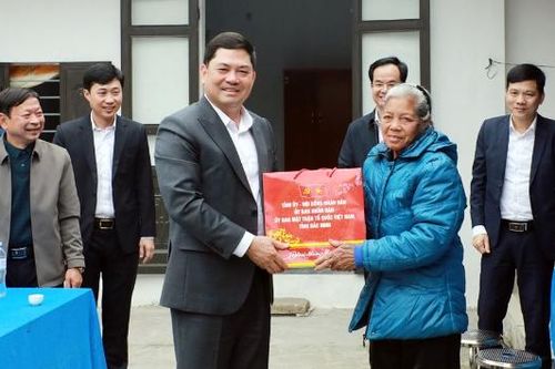 Bí thư Tỉnh ủy Nguyễn Hồng Thái tặng quà Tết tại phường Cảnh Thụy và Yên Dũng
