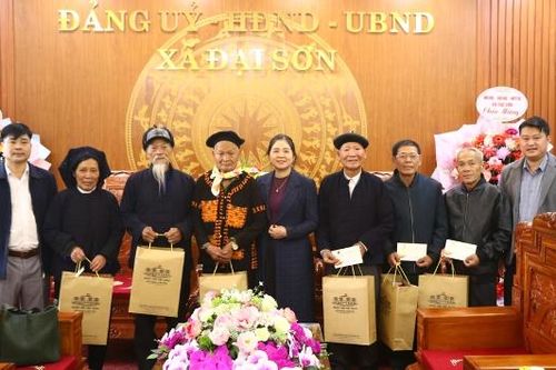 Đoàn Đại biểu Quốc hội tỉnh Bắc Ninh tặng quà Tết tại một số địa phương