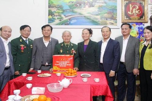 Phó Chủ tịch Thường trực UBND tỉnh Mai Sơn tặng quà Tết tại phường Ninh Xá, phường Trí Quả