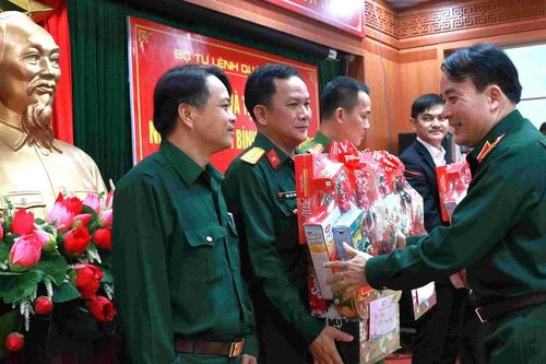 Lãnh đạo Quân khu 5 tặng quà Tết tại xã Nam Phước