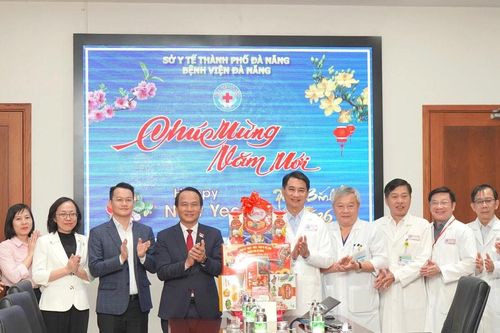 Phó Bí thư Thường trực Thành ủy Đà Nẵng Nguyễn Đình Vĩnh chúc Tết các cơ sở y tế