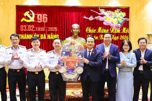 Phó Bí thư Thường trực Thành ủy Nguyễn Đình Vĩnh tiếp Bộ Tư lệnh Vùng 3 Hải quân đến chúc Tết