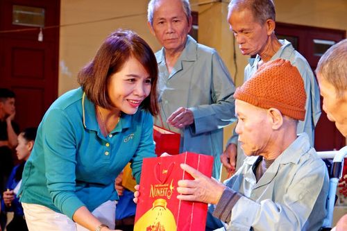 Mang Tết ấm đến người yếu thế