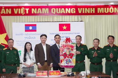 Gặp mặt, tặng quà sinh viên Lào tại Đà Nẵng