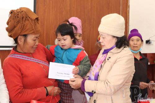 Trao quà tết cho người khuyết tật và trẻ em khó khăn xã Thanh Yên, Thanh Nưa