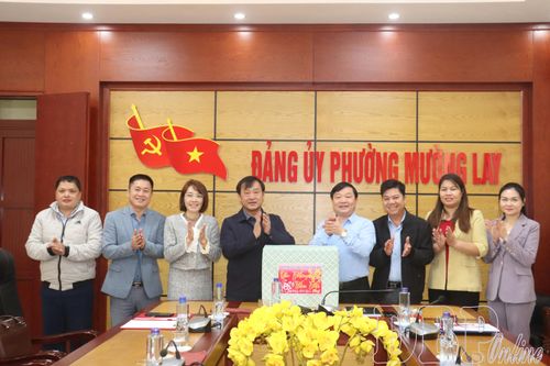 Trưởng ban Tuyên giáo và Dân vận Tỉnh ủy Vừ A Bằng thăm, chúc Tết tại phường Mường Lay, xã Pa Ham và Nậm Nèn